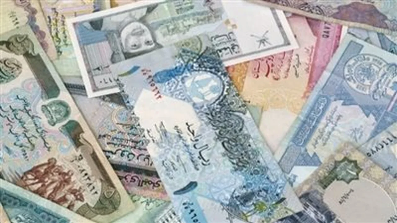 تباين أسعار صرف العملات العربية والأجنبية في البنوك المصرية خلال التعاملات اليومية